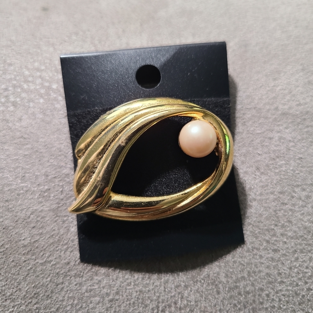 Vintage Richelieu‎ goldtone faux pearl brooch